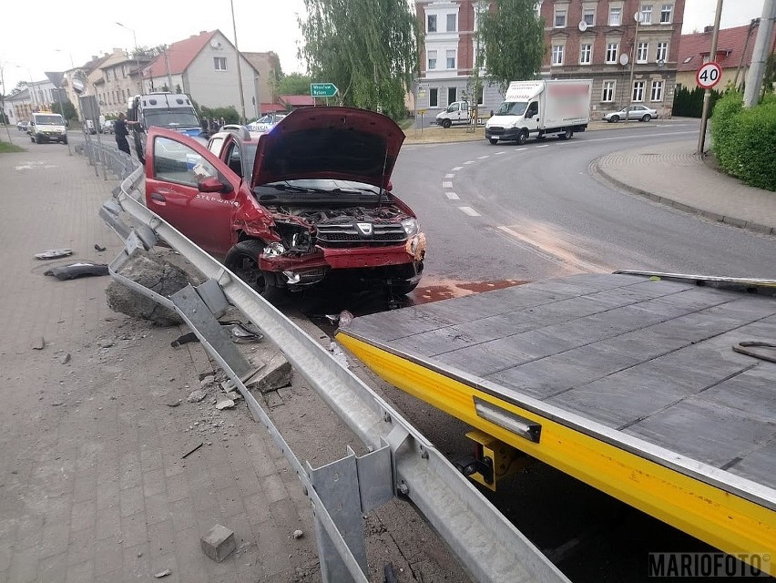 Wypadek w Opolu. Dacia wjechała w bariery na zakręcie ulicy...