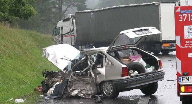 Na krajowej trójce znowu doszło do śmiertelnego wypadku. Nie żyją dwie osoby, trzecia jest ranna. Opel kadet, w którym zginęły dwie osoby, ma roztrzaskany lewy bok.