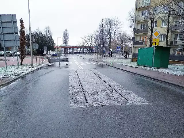 Na wyremontowanej ulicy Łukasińskiego w Częstochowie pozostawiono ślad historii tramwajów miejskich.Zobacz kolejne zdjęcia. Przesuwaj zdjęcia w prawo - naciśnij strzałkę lub przycisk NASTĘPNE