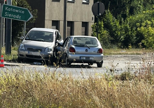 Na skrzyżowaniu ulic Obywatelskiej i Politechniki doszło do zderzenia dwóch samochodów osobowych. Kobieta, która spowodowała wypadek, porzuciła samochód na skrzyżowaniu i zniknęła.