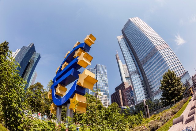 Euro traci na wartości, po spodziewanej decyzji EBC w sprawie utrzymania bardzo wysokich stóp procentowych. Szykuje się jednak poważne zmiany w polityce banku centralnego strefy euro