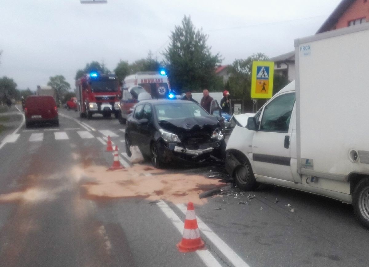 Zderzenie dwóch aut na krajowej trasie numer 74 w Lechowie
