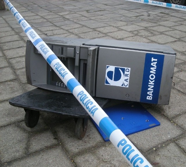 Uszkodzony wózek z bankomatem złodzieje zostawili na chodniku i uciekli