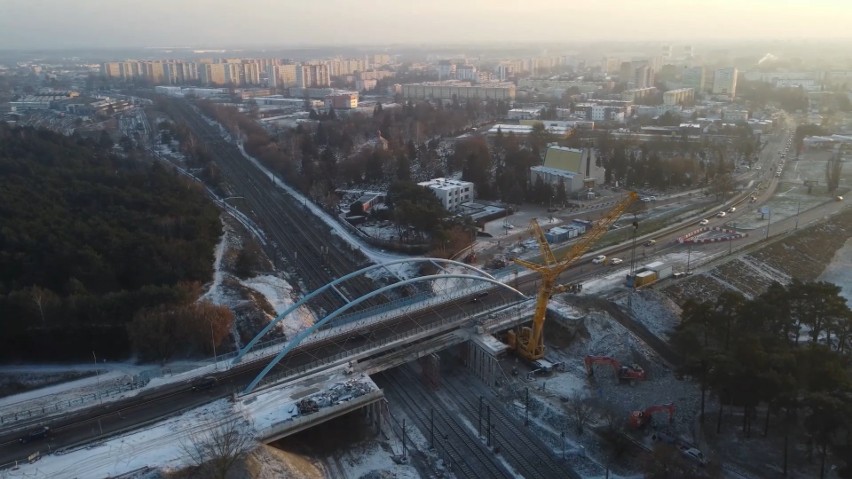 Rozbiórka wiaduktu nad linią kolejową zakończona. Nowa...