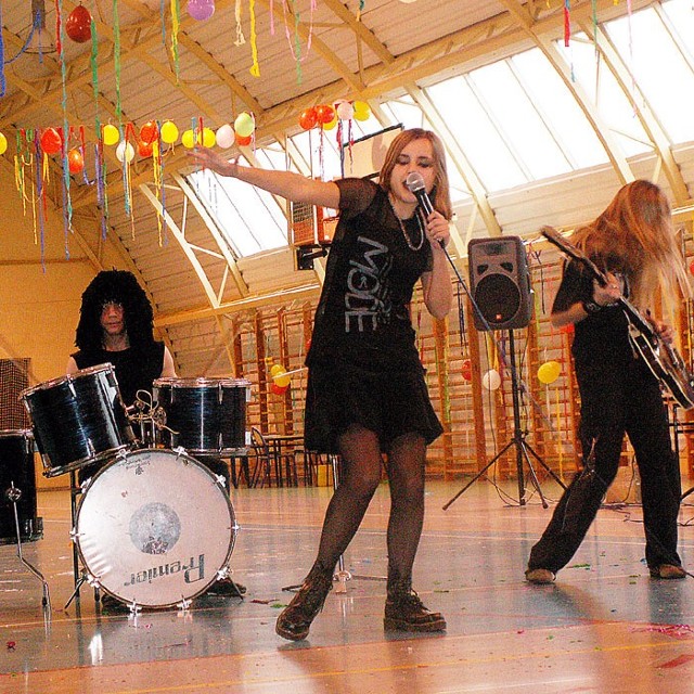 Jedno z zadań brzmiało: przedstaw styl muzyczny. Sylwia, Kamila, Sławek i Fabian z IIIb wystąpili jako zespół metalowy.