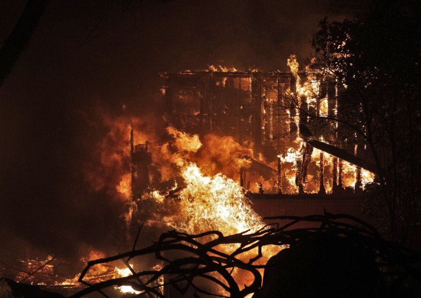 USA: Pożary w Kalifornii. Mieszkańcy siedzą na walizkach i...