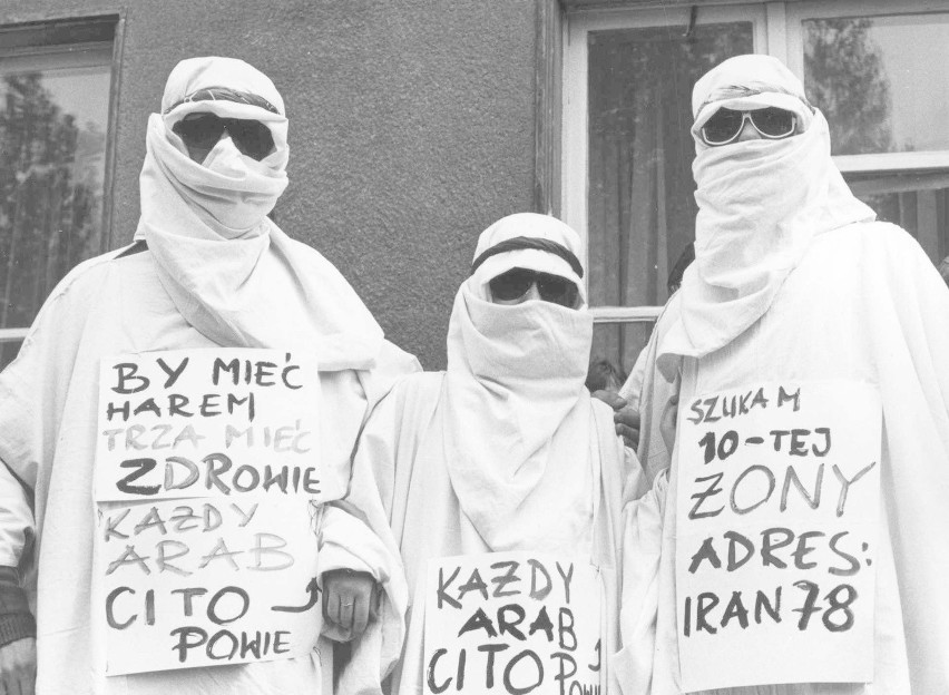 Koncówka lat 70-ych. W Iranie trwa rewolucja Choeminiego, a...