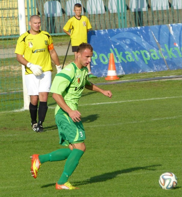 Michał Czarny (z piłką, z lewej Tomasz Wietecha) wraca do składu Stali Stalowa Wola na mecz z Górnikiem Wałbrzych po pauzie za kartki.