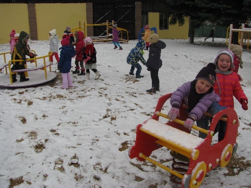 Dzieci świetnie się bawiły na placu zabaw