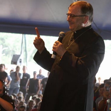 Arcybiskup Józef Życiński na woodstockowym polu w Akademii Sztuk Przepięknych spotkał się w przystakowiczami. Jego przyjazd był prawdziwą sensacją.