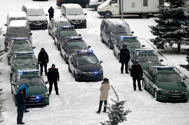 W środę na placu Podlaskiego Urzędu Celno-Skarbowego w Białymstoku odbyło się uroczyste przekazanie pojazdów służbowych funkcjonariuszom Służby Celno-Skarbowej. Do służby na podlaskich drogach trafi 15 nowych radiowozów.