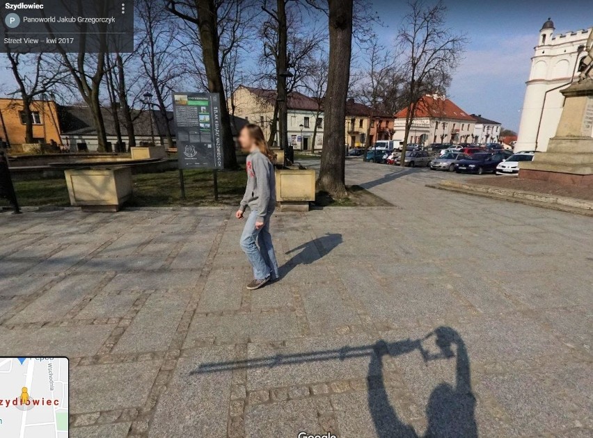 W programie Google Street View automatycznie zamazywane są...