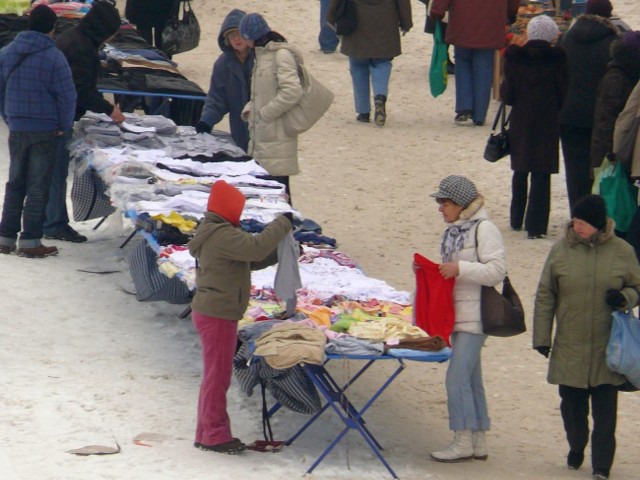 Bułgarzy handlujący na placu targowym w Stalowej Woli.
