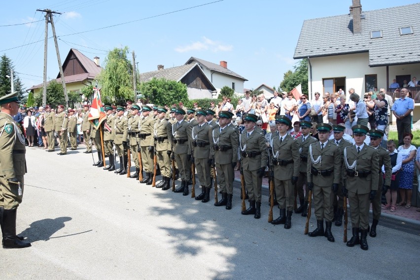 Hołd dla 30 ofiar pacyfikacji Radwanowic w miejscu kaźni hitlerowskiej. Wspomnienia bestialskiego mordu [ZDJĘCIA] 