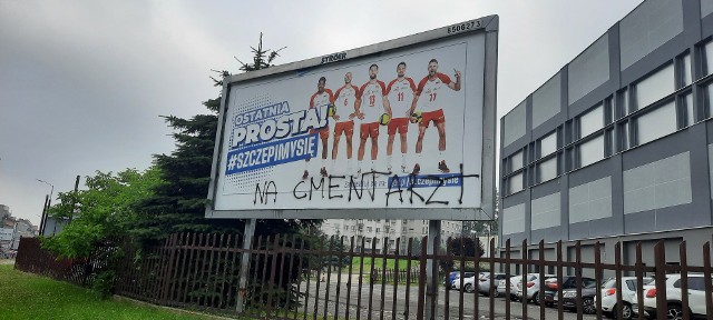 24.06.2021. Billboard akcji szczepień przeciw COVID-19 z siatkarzami reprezentacji Polski przy ulicy Mikołowskiej w Katowicach.  Zobacz kolejne zdjęcia. Przesuwaj zdjęcia w prawo - naciśnij strzałkę lub przycisk NASTĘPNE