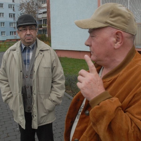 Mieszkańcy bloku na Glinkach Zygmunt Lanski i Jan Sylwestrzak zastanawiają się, jak długo będą czekać na odpowiedź urzędników