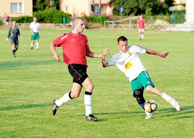 Łukasz Subkowski (czerwona koszulka) zadebiutował w barwach Strażaka w sparingu ze Spartą Przysiersk (3:3)