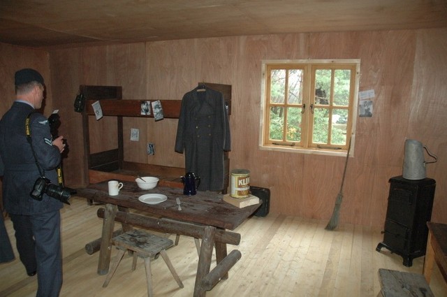 W takiej izbie żyli jeńcy Stalagu Luft III. W marcu każdy będzie mógł ją zobaczyć i spotkać w niej tych, którzy przeżyli wojnę w obozie.