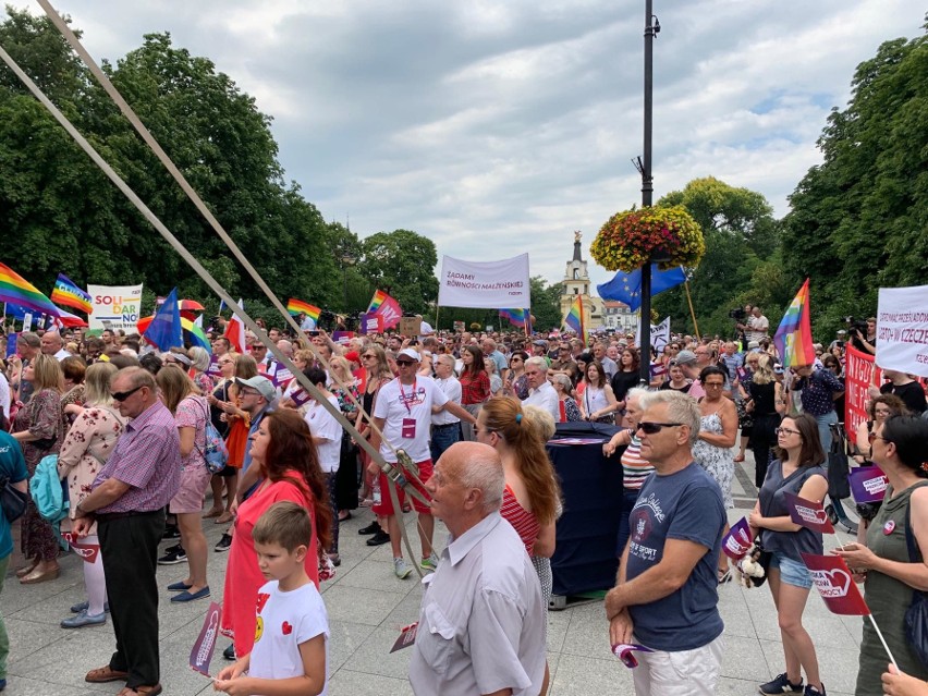 "Polska przeciw przemocy". Na placu przed Teatrem dramatycznym odbyła się manifestacja. Byli też przeciwnicy i mnóstwo policji [ZDJĘCIA]