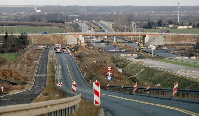 Zielonogórski oddział Generalnej Dyrekcji Dróg Krajowych i Autostrad podsumowuje mijający, 2019 r. Największym sukcesem jest całkowite otwarcie lubuskiego odcinka trasy S3. Stało się to możliwe dzięki oddaniu do użytku mostu drogowego nad Odrą w Cigacicach. Co jeszcze udało się zrobić i jakie plany na najbliższe lata mają drogowcy? Sprawdź! O planowanych przez GDDKiA w Lubuskiem inwestycjach piszemy dokładnie na kolejnych zdjęciach w galerii.Zobacz też wideo: Cigacice. Olbrzymi korek samochodów ciężarowych po wypadku na moście w Cigacicach, na drodze S3