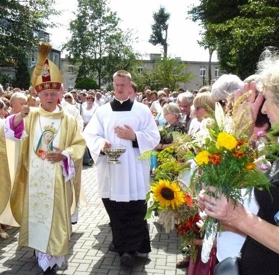 Wielu pielgrzymów przyjechało do Rokitna z wieńcami oraz...