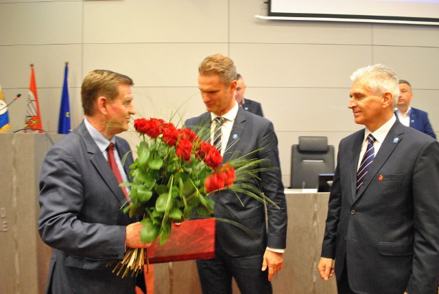 Były prezes WZPN, Stefan Antkowiak odbiera gratulacje i kwiaty od obecnego sternika piłkarskiej centrali, Pawła Wojtali
