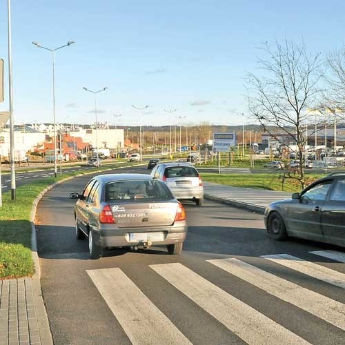 Zjazd z ul. Gnieźnieńskiej w ul. Paderewskiego, w stronę Forum; policja twierdzi, że oznakowanie jest tu takie, jak należy.