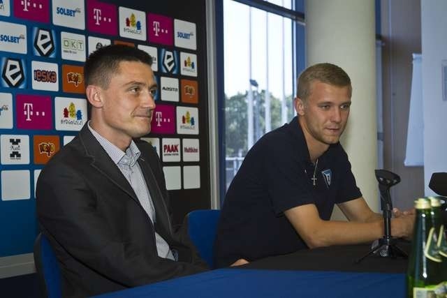 Mariusz Rumak (z lewej) i Kamil Drygas znają się dobrze z Lecha Poznań. W czwartek zasiedli obok siebie na konferencji prasowej przed meczem z Wisłą Kraków.