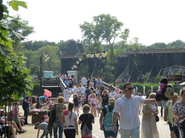 Park Solankowy, zwany Solankami jest wizytówką Inowrocławia. Stanowi ważny fragment dzielnicy uzdrowiskowej, decydując o jej kurortowym klimacie i kolorycie.  Uchodzi za jeden z najpiękniejszych parków zdrojowych w Polsce. Największą w mieście enklawę zieleni z równą przyjemnością odwiedzają kuracjusze, turyści jak i sami inowrocławianie, podążając doń tłumnie całymi rodzinami. Spacerują pięknymi alejkami, podziwiają kwiatowe kobierce, wdychają dobroczynny słony aerozol w obrębie tężni solankowych, rozkoszują się aromatami w ogrodach zapachowych, zaglądają do kawiarenek. Prezentujemy zdjęcia wykonane wczoraj, w sobotnie popołudnie (1 czerwca) w inowrocławskich Solankach.