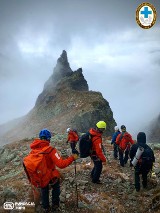 Tatry. Spędzili noc w górach, zaskoczyła ich pogoda. Nie mogli sami zejść ze szczytów 