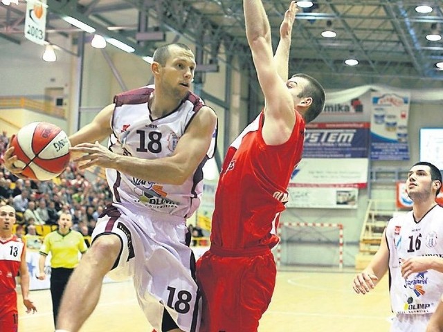 W ubiegłym sezonie Spójnia wygrała u siebie ze Startem Lublin 66:56. Adam Parzych (z piłką) wierzy, że i teraz górą będzie jego zespół.