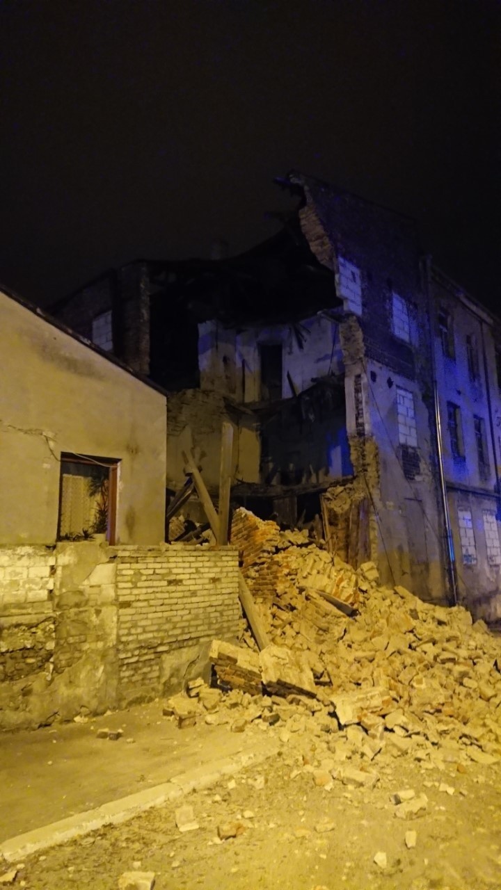 Zawaliła się ściana pustostanu przy ul. Dzierżawnej. Ewakuowano mieszkańców sąsiednich budynków