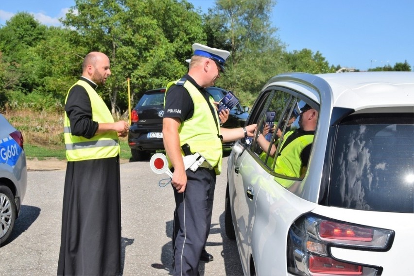 Ks. Damian Migacz towarzyszy policjantom drogówki w dniu św....