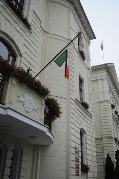 Opuszczona do połowy irlandzka flaga na budynku Urzędu...