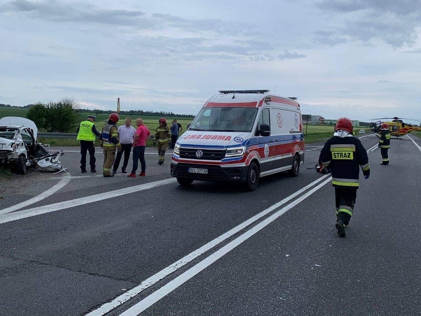 Osobówka zderzyła się pod Kluczborkiem z autobusem pełnym pasażerów. Lądował LPR