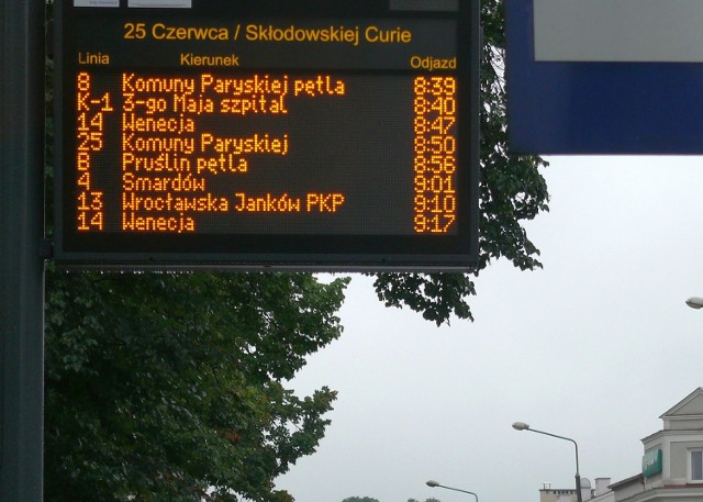 Elektroniczna tablica na przystanku przy ulicy 25 Czerwca przez długi czas wyświetlała godziny odjazdu autobusów z... Ostrowa Wielkopolskiego.