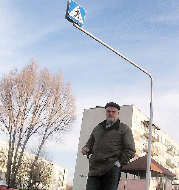 Przejście w pobliżu Przedszkola nr 9. Jest  propozycja, żeby na wysięgniku obok znaku  pojawiło się migające, żółte światło.