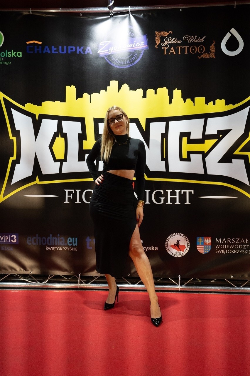 Ring girl i inne piękne kobiety na gali Klincz Fight Night III w Targach Kielce. Zobacz ich zdjęcia z zawodnikami i osobami towarzyszącymi