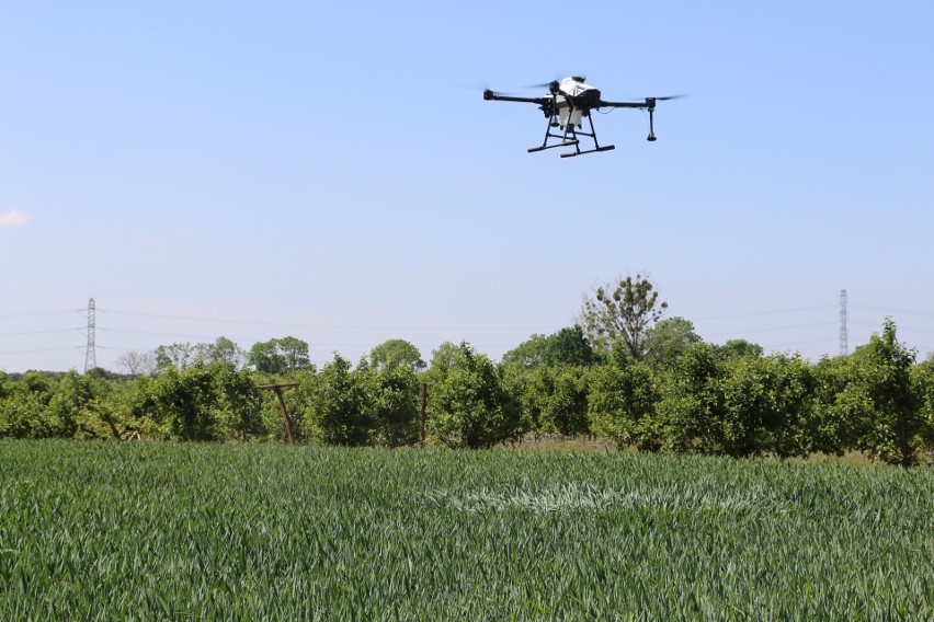 Dron rolniczy opryskowy ABZ Innovation L10 w locie