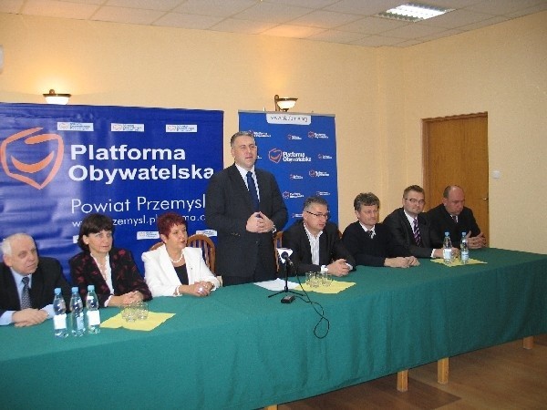 Dzisiaj PO przedstawiła swoich radnych miejskich w Przemyślu. Na zdjęciu są w towarzystwie posłów. Nz. od lewej J. Leja, M. Tucka, E. Sawicka, poseł P. Tomański, poseł M. Rząsa, J. Krużel, R. Oleszek i T. Schabowski.