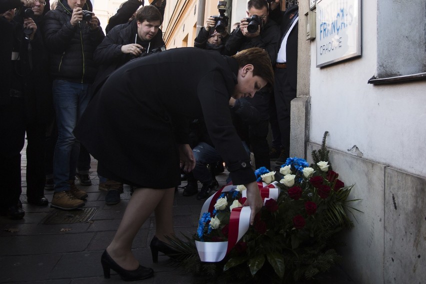 Beata Szydło złożyła kwiaty pod francuskim konsulatem w Krakowie [ZDJĘCIA]