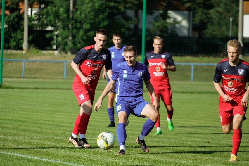 KS Wasilków (na czerwono) wygrał 1:0 mecz na szczycie IV...