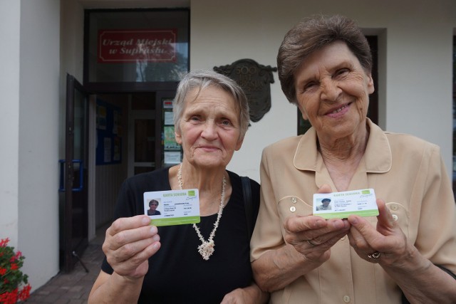 Pani Blanka Jesionkowska-Krygier i pani Irena Zemło jako pierwsze odebrały swoje karty w Urzędzie Miejskim w Supraślu