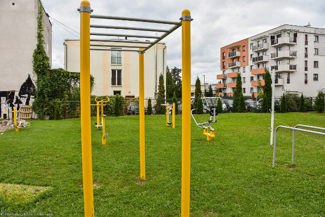Sportowe inwestycje w Białymstoku. Siłownia pod chmurką na Skorupach i street workout na Antoniuku