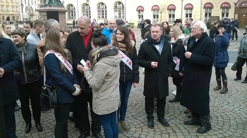 Wrocław: Polonez dla Fredry 2015. Zatańczyło kilka tysięcy maturzystów (FILM) 