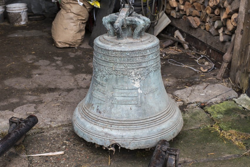 Policjanci odnaleźli dzwon z 1672 roku. 400-kilowy zabytek był... w oborze [wideo, zdjęcia]