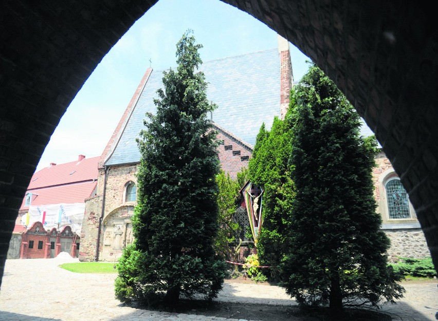 Unikatowy kompleks: gotycki kościół pw. św. Jakuba...