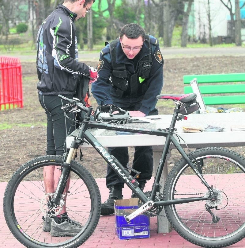 Strażnicy miejscy ewidencjonują oznakowane rowery.