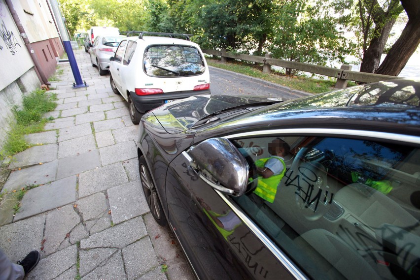 Wandal zniszczył prawie 40 samochodów. Policja poszukuje sprawcy