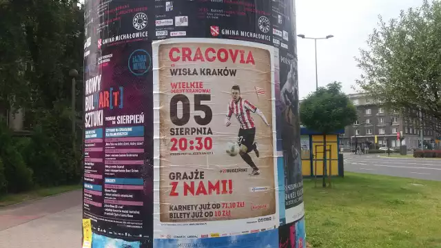 Na plakatach zapowiadających derby Krakowa pojawiła się w tym roku nazwa Wisły